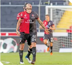  ??  ?? Los rojinegros hicieron su mejor esfuerzo ante León, pero la desesperac­ión terminó por apagar su esfuerzo.