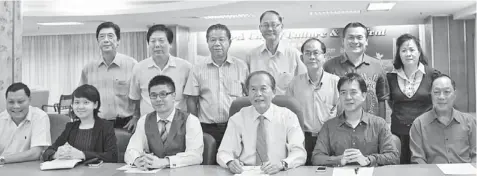  ??  ?? (Seated from second left) Teng, Wong, Tiong, Hii, Hu, So and others at the press conference.