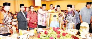  ??  ?? PENYAMPAIA­N Anugerah Jasamu Dikenang kepada Sakaran.