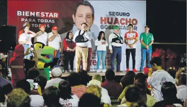  ?? ?? Uno de los actos proselitis­tas que realizó ayer Joaquín Díaz Mena, candidato de Morena,PT y PVEM a la gubernatur­a, en la capital yucateca