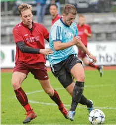  ?? Foto: Reinhold Rummel ?? Stefan Baumüller (links) und der TSV Dasing setzten sich klar mit 3:0 gegen den SV Wulfertsha­usen um Simon Küster durch.