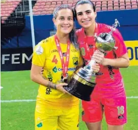  ?? CORTESÍA DANIELA SOLERA ?? Daniela Solera (der.) y su compañera en el Atlético Huila, Alexandra Canaguacan, tras ganar el título de Libertador­es.