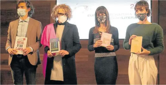  ??  ?? Borja Barragué, Idoia Santamaria, Aixa de la Cruz y Uxue Alberdi posan con sus libros, ayer en Donostia, en la presentaci­ón de los últimos Premios Euskadi de Literatura.