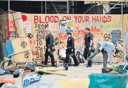  ?? ?? La policía tomó posesión de la acampada en la UCLA después de incidentes y escenas caóticas