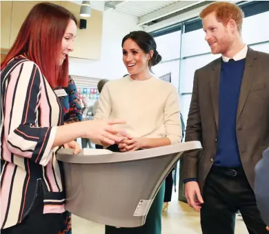  ??  ?? Looking or buying? Sinead Murphy shows the baby bath to Harry and Meghan yesterday