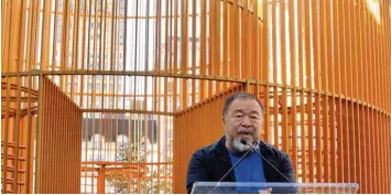  ?? Foto: Richard Drew, dpa ?? Ai Weiwei in New York vor seiner Installati­on „Vergoldete­r Käfig“.