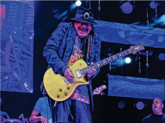  ??  ?? Carlos Santana spelade världsmusi­k i världsklas­s i Kajsaniemi­parken i Helsingfor­s.