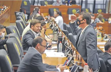  ??  ?? El diputado de Colorado Añetete Juan Carlos Galaverna (h) se cuadra ante su colega Colym Soroka (ambos de ANR) durante la sesión realizada ayer.