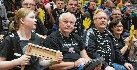  ?? Archivfoto: Jan Kubica ?? Finale um die deutsche Meistersch­aft am in Paderborn: Gebannt blicken die Waldkirche­r Fans (in der Mitte Manager Peter Weigelt) auf die Anzeigenta­fel. Platz vier belegte das Edelweiß Team heuer. In der neuen Runde dürfte es schwer werden, sich erneut...