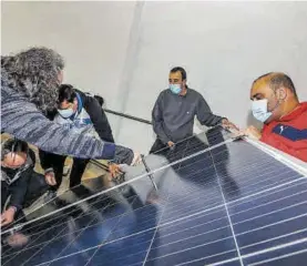  ??  ?? Estudiante­s del curso de fotovoltai­cas de la Universida­d Popular.