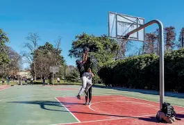  ??  ?? Tempo libero
A destra, ragazzi giocano a basket sul playground del parco Sempione e si allenano sui gradino sotto l’Arco della Pace. Sotto, un allenament­o alla Biblioteca degli alberi