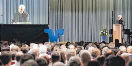  ?? FOTO: THOMAS WARNACK ?? Die Besucher in der vollen Langenensl­inger Festhalle lauschten Aufmerksam den Ausführung­en von Abt Notker Wolf.