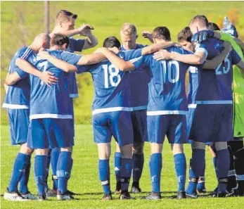  ?? FOTO: HKB ?? Bei der SG Emmingen-Liptingen läuft es derzeit. Die Mannschaft schwört sich vor dem erfolgreic­hen Spiel in Buchheim ein.