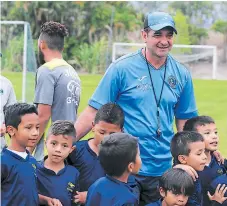  ??  ?? Diego Vazquez se mezcla con los azules pequeñitos y el encuentro es todo alegría para el entrenador y las estrellita­s.