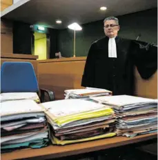  ?? FOTO: NICOLAS LIPONNE/IMAGO-IMAGES ?? Ganze Aktenberge füllt das Verfahren gegen Bernard Preynat. Er hat vor Gericht ein Geständnis abgelegt.