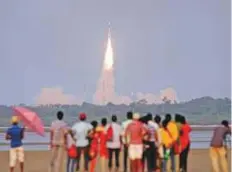  ?? AFP ?? ■ Onlookers watch the Isro GSAT-6A communicat­ions satellite launch on the GSLV-F08 from Sriharikot­a in Andhra Pradesh.