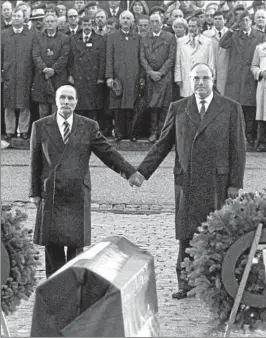  ??  ?? Am . September  hielten sich vor dem Beinhaus von Douaumont bei Verdun Frankreich­s Staatspräs­ident François Mitterrand und Bundeskanz­ler Helmut Kohl minutenlan­g die Hand. Archiv-foto: Wolfgang Eilmes, dpa