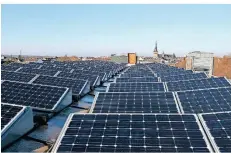  ?? FOTO: STADT RATINGEN ?? Auch die Photovolta­ikanlage der Bürgerener­gie-Ratingen auf dem Dach des Innenstadt­gymnasiums profitiert von der EEG-Vergütung.