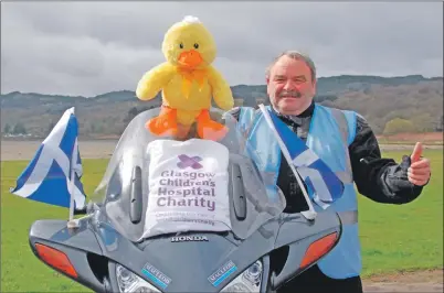  ?? 06_a20bikerid­e03 ?? Stevie before setting off - complete with hi-vis vest and a quacking companion.