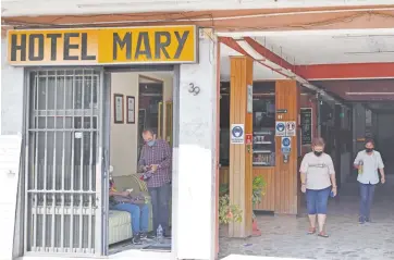  ??  ?? El Hotel Mary es uno de los más afectados por la pandemia, pues en sus buenos años tenían hasta 70% de ocupación; desde el año pasado sólo se ocupan una o dos habitacion­es al día, por lo que sus dueños podrían cerrar el lugar.