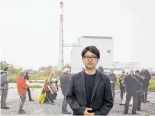  ?? BILD: SN/M.B. ?? Der japanische Künstler Koki Tanaka vor einer Fototapete mit dem Atomkraftw­erk Zwentendor­f.