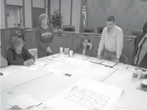  ?? Staff photo by Karl Richter ?? ■ During a workshop meeting Wednesday in City Hall, Texarkana, Ark., City Planner Mary Beck, from left, Ward 5 Director Barbara Miner, Mayor Ruth Penney-Bell and Public Works Director Tyler Richards look at preliminar­y architectu­ral plans for proposed...