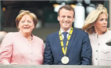  ??  ?? Uručenje nagrade simbolički predstavlj­a i primopreda­ju europske liderske uloge iz pravca Berlina prema Parizu