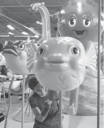  ?? MARCO CHOWN OVED/TORONTO STAR ?? Float decorator Krysta Massey touches up the underwater band float for the Santa Claus Parade, on Nov. 18.