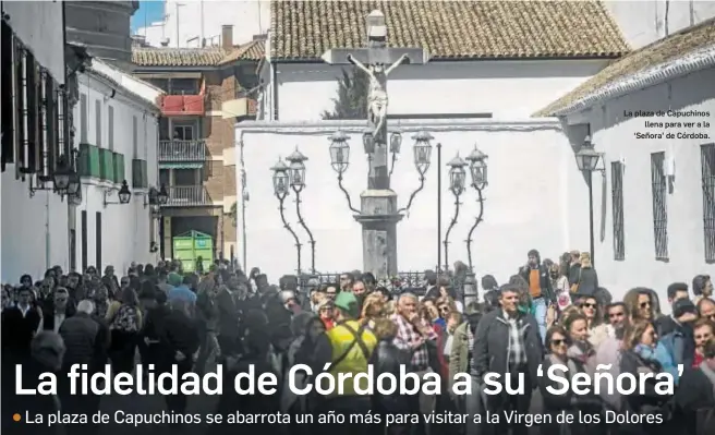  ?? LAURA MARTÍN ?? La plaza de Capuchinos llena para ver a la ‘Señora’ de Córdoba.