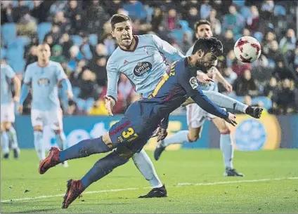  ?? FOTO: PERE PUNTÍ ?? Jose Arnaiz estuvo a punto de marcar un segundo gol en su haber con este remate de cabeza en el segundo tiempo