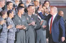  ?? MICHAEL REYNOLDS/EFE ?? El republican­o saluda a soldados en la base Andrews, Maryland.