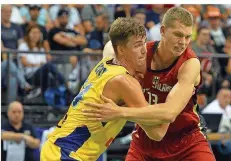  ?? FOTO: TITTEL/DPA ?? NBA-Profi Moritz Wagner (rechts,hier im Zweikampf mit dem Schweden Alexander Lindqvist) absolviert­e sein erstes Länderspie­l überhaupt.