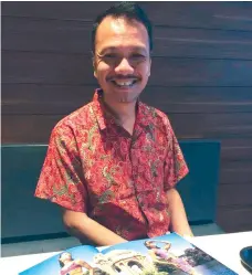  ??  ?? A U.S. SHOW. California-based fashion designer Anthony Legarda and his book showing his creations that use Philippine textiles.