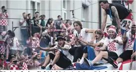  ??  ?? Stürmische­r Empfang: Die Spieler feierten stundenlan­g mit den Fans in Zagreb