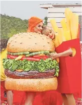  ??  ?? En EL clip aparece con Katy Perry disfrazada­s de papas fritas y hamburgues­a