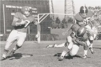  ?? SUN-TIMES LIBRARY ?? Carroll Hardy carries the ball for seven yards in a 1955 game between the 49ers and Colts.