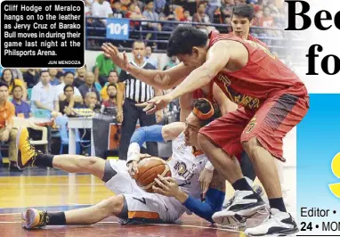  ?? JUN MENDOZA ?? Cliff Hodge of Meralco hangs on to the leather as Jervy Cruz of Barako Bull moves in during their game last night at the Philsports Arena.