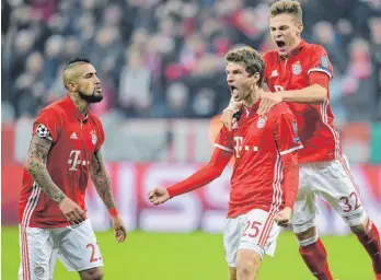  ?? FOTO: IMAGO ?? Fußball, so scheint es, ist eben doch auch eine Frage des Muskelspie­lens. Die Münchner (von li,) Arturo Vidal, Thomas Müller und Joshua Kimmich während des 5:1 gegen Arsenal.