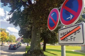  ?? Foto: Stoll ?? Immer wieder sonntags kommt es an der Teckstraße zu Problemen. Vor allem Gottesdien­stbesucher parken entweder auf dem Gehweg und sorgen für Behinderun­gen oder stehen auf der Fahrbahn, die dadurch verengt wird.