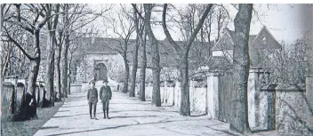  ?? FOTO: STADTARCHI­V DINSLAKEN ?? Zinnenbewe­hrte Mauer zum Burginnenh­of. Um wen es sich bei den beiden Spaziergän­gern handelt, konnte nicht geklärt werden.