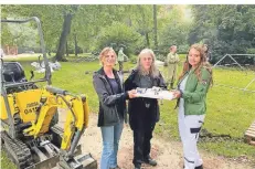  ?? FOTO: STADT WILLICH ?? Anne Fiedler, Nicole Peters und Assistenti­n Fee Beyer präsentier­en das Modell der Skulptur, die im Neersener Schlosspar­k gebaut wird.