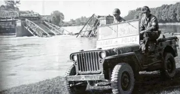  ??  ?? Mit einem gewaltigen Knall flog die Lauinger Brücke Ende April 1945 in die Luft. Die Amerikaner hielt das nicht auf.