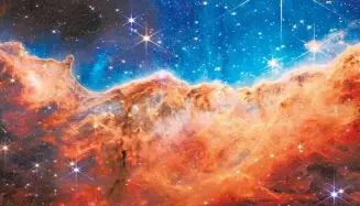  ?? FOTOS: REUTERS ?? Los "acantilado­s cósmicos" de la Nebulosa Carina se ven entre un paisaje de nubes y estrellas de diferentes tamaños