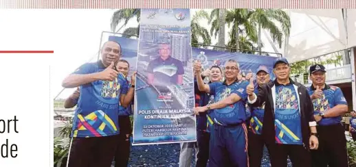  ?? PIC BY HAIRUL ANUAR RAHIM ?? Inspector-General of Police Tan Sri Mohamad Fuzi Harun (fourth from right) at the police force’s National Sports Day celebratio­n at Puteri Harbour Marina in Iskandar Puteri yesterday.