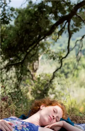  ??  ?? O tânără (stânga) se relaxează în zona rurală acoperită de maquis, un tufăriș sălbatic cu plante foarte parfumate care acoperă 20% din Corsica, de la munți până la orașele de coastă precum Tiuccia (dreapta).