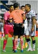  ??  ?? Alfredo Talavera discute con el árbitro César Ramos en el partido ante León.