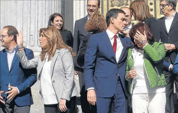  ?? EMILIA GUTIÉRREZ / ARCHIVO ?? Susana Díaz y Pedro Sánchez, fotografia­dos juntos, pero tan distantes como siempre, en las escalinata­s del Congreso el pasado mes de octubre