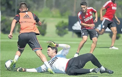  ?? PRENSA RIVER ?? Debutantes. El arquero Batalla (en el piso) y, más atrás, Olivera jugarán su primer clásico.