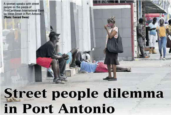  ?? (Photo: Everard Owen) ?? A woman speaks with street people on the piazza of Firstcarib­bean Internatio­nal Bank on West Street in Port Antonio.