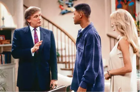  ?? Foto: Getty Images ?? Da staunt Will Smith (Mitte) nicht schlecht: Donald Trump steht plötzlich vor ihm. Szene aus einer Episode der in den 90er Jahren produziert­en Comedy Serie „Der Prinz von Bel Air“.
